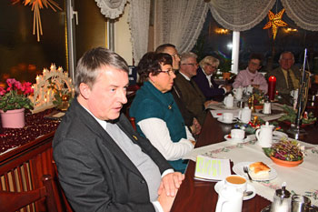 Pfarrer Reinecke schlägt den Boden von der Aktion GELBES BAND zur beginnenden Weihnachtszeit!